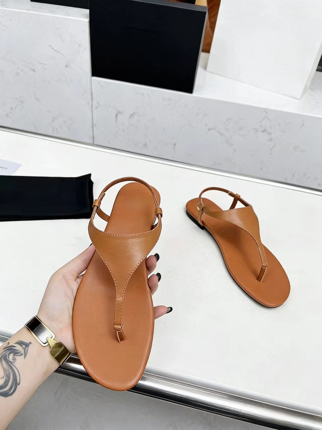T588-1031    Ladies' sandals with flat bottoms for wearing outside
