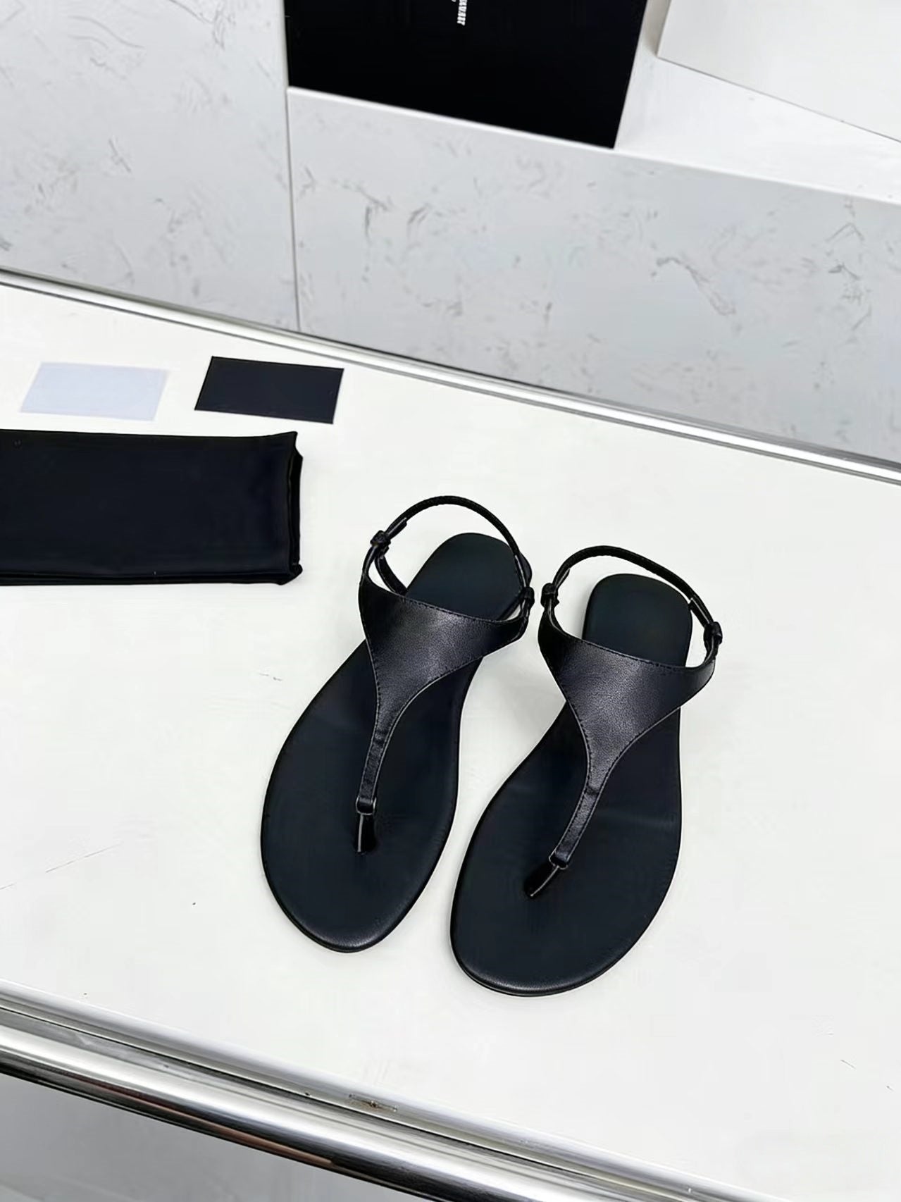 T588-1031    Ladies' sandals with flat bottoms for wearing outside