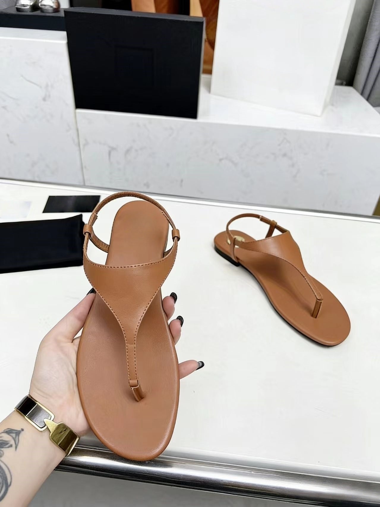 T588-1031    Ladies' sandals with flat bottoms for wearing outside