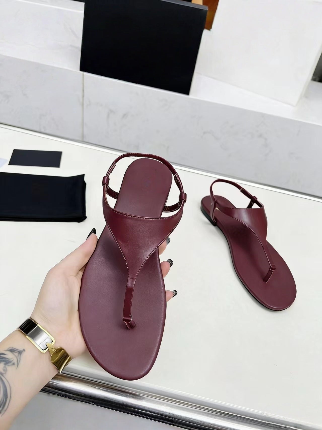 T588-1031    Ladies' sandals with flat bottoms for wearing outside